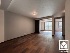 リビングに約4.9帖の引き戸のお部屋が隣接しており、一体利用も可能です。明るい光の差し込み、ゆったりとした家族団欒の場に。