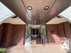 上質な素材と洗練されたデザインが織りなすエントランス。住まう人の誇りを感じさせる、優雅な迎えの空間。