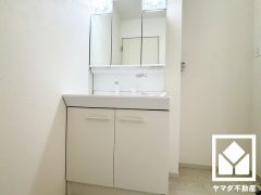 収納付きでスッキリお使い頂ける3面鏡の洗面台です。洗面ボウルが広めなので、忙しい朝でも身支度がしやすく時短になります。