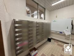 集合ポストが備わっています。ダイヤル錠付きなので安心です。