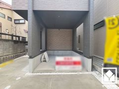 駐車スペースを並列2台分確保。1台はインナーガレージなので重い荷物や雨の日の移動もスムーズ。快適なカーライフを実現します。来客時にも便利です。