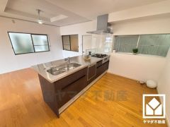 キッチン横に窓がございますので、昼間は手元が明るく、お料理がはかどります。毎日の家事の負担を軽減でき、水道代の節約にもなる食器洗乾燥機付き。