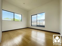 約5帖の2階洋室です。バルコニーにつながるお部屋で、通風・陽当たり良好。