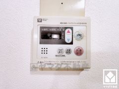 お湯はりスイッチを押し、給湯栓を開けてお湯はりをすると、設定した湯量でお湯が自動的に止まるオートストップ機能付き。（給湯栓は開いたままなので、必ず閉めてください）