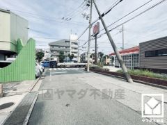 「セブンイレブン尼崎園田学園前店」まで徒歩4分、ショッピングモール「ソコラ塚口クロス」まで徒歩7分など、お買い物施設が徒歩圏内に複数あり便利な住環境です。
