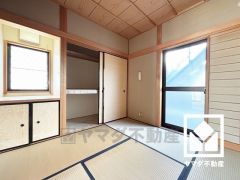 陽光がたっぷり差し込む洗練された和室。温かみのある畳のスッキリとしたデザインが、暮らしを心地よく彩ります。