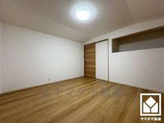 大きなニッチが特徴のお部屋。飾り棚や書棚、収納などとしてもお使いいただけます。扉が引き戸なので、家具の配置もしやすいです。