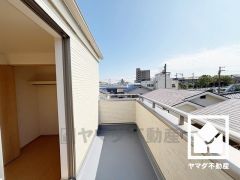 南向きバルコニーで陽当たり、風通し良好。バルコニーが2階・3階にございますので、お洗濯物をたっぷりと干す事ができます。