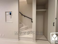 リビングや階段下にも収納スペースがあり、住空間を広々お使いいただけます。