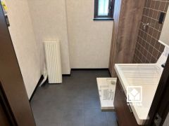 小さなお子様のお風呂上りもこのスペースがあればゆったりとして頂けます。室内洗濯機置場がございますので、天候に左右されず洗濯していただけます。