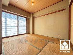 バルコニーにつながるお部屋で、通風・陽当たり良好。陽光がたっぷり差し込む洗練された和室です。温かみのある畳のスッキリとしたデザインが、暮らしを心地よく彩ります。