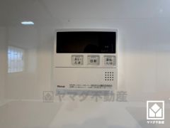 ボタン1つで自動でお湯張りができるオートバス機能付き。追い炊き機能もございますので、いつでも温かいお風呂に入ることができます。