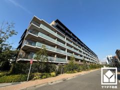 重厚感のあるファサードが、洗練された暮らしを予感させる。品格あるデザインが魅力のマンション。