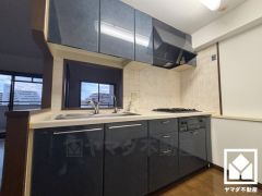 約4.5帖の洋室に面したセミオープンキッチンでご家族とのコミュニケーションが取りやすいです。毎日の料理がもっとスムーズになる、便利な3口コンロ付き。