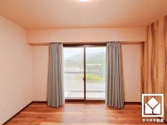 約6.4帖の洋室です。全居室に窓がございます。明るい陽光がたっぷり差し込む心地よい生活空間です。