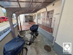 屋根付きの駐輪場なので、雨や風、直射日光から自転車を守ることができます。