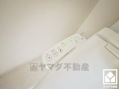 温水洗浄便座付きで、季節を問わずいつでも温かい便座をお使いいただけます。