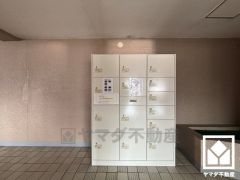 宅配ボックスも完備しています。留守でも安心、荷物の受け取りをスムーズに。