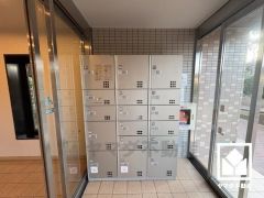 宅配ボックスも完備しています。留守でも安心、荷物の受け取りをスムーズに。