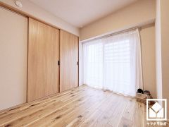 バルコニーにつながるお部屋で、通風・陽当たり良好。リビングに隣接する引き戸のお部屋で、一体利用も可能です。