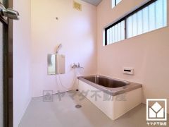 1日の疲れを癒す浴室でゆったりリフレッシュ。小窓が付いているので明るく、こもりがちな湿気もすぐ取り除くことができます。