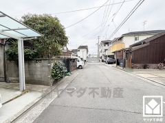 前面道路幅員約6.0mとゆったりとした広さがあるのでファミリーカー等の車の出入りも楽にできます。