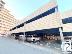 屋内バイク置き場も完備しており、雨や風、直射日光からお乗り物を守ることができます。（月額500円、50cc以下区画300円）