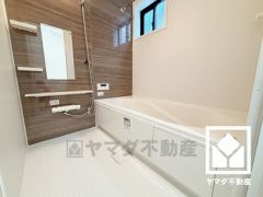 1日の疲れを癒す浴室でゆったりリフレッシュ。ナチュラルな木目調のアクセントパネルは落ち着いた雰囲気を演出してくれます。
