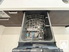 毎日の家事の負担を軽減でき、水道代の節約にもなる食器洗乾燥機付き。