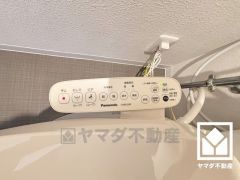 温水洗浄便座付きで、季節を問わずいつでも温かい便座をお使いいただけます。