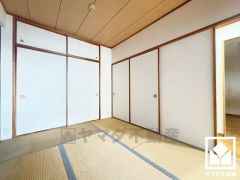 角に柱がないL字コーナーの引き戸で、リビングとの一体利用も可能です。2WAYのお部屋で出入りしやすく、風通しも良好です。