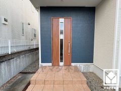 玄関ドアは防犯性に優れたダブルロックドアです。スリット窓から光が差し込み、外出時にも帰宅時にも、明るい気持ちになれます。