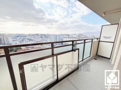 南西向きバルコニーで陽当たり、風通し良好。13階建て11階部分で前面に視界を遮る高い建物がなく、開放的な景色が広がります。