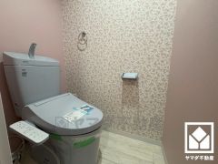 明るく清潔感溢れるトイレです。温水洗浄便座付きで、季節を問わずいつでも温かい便座をお使いいただけます。