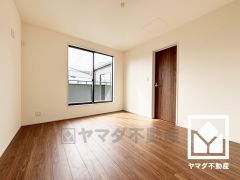 約7帖の洋室です。バルコニーにつながるお部屋で、通風・陽当たり良好。