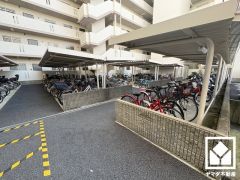 屋根付き駐輪場なので、雨や風、直射日光から自転車を守ることができます。