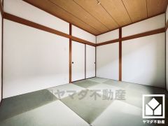 約6帖の2階和室。和の趣を大切にしながら、現代のライフスタイルにも調和する美しい琉球畳です。シンプルで洗練された空間が、暮らしに心地よいゆとりをもたらします。