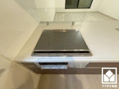 安全性と使いやすさを兼ね備えたIHクッキングヒーターで快適なキッチンライフ。お手入れもラクラクです。