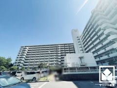 キッチンはカウンター付きの対面式。配膳や片付けがしやすく、お料理中でもお子様の様子が分かって安心です。