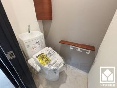 明るく清潔感溢れるトイレです。2連トイレットペーパーホルダーなのでお取替えの手間が軽減できます。