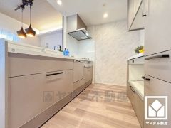 カウンターキッチンなので配膳や片付けがしやすく、お料理中でもお子様の様子が分かって安心です。毎日の家事の負担を軽減でき、水道代の節約にもなる食器洗乾燥機付き。