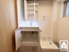 洗面台は鏡の後ろにも収納スペースがありオーラルケア・ヘアケア・スキンケア用品などもスッキリ片付くので、忙しい朝でも身支度がしやすく時短になります。