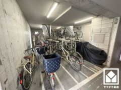 サイクルラックの設置された駐輪場を完備。スッキリ整理されて、自転車同士の接触や転倒の心配がございません。（1台月額300円）