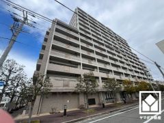 キッチンは空間を有効活用できる壁付けタイプ。家族のごはん作りがはかどる。同時調理ができる3口コンロ付き。毎日の家事の負担を軽減でき、水道代の節約にもなる食器洗乾燥機もございます。