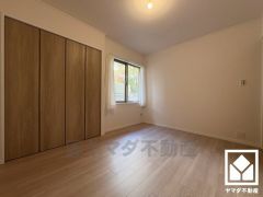 約6帖の洋室です。バルコニーにつながるお部屋で、通風・陽当たり良好。