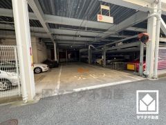 敷地内に駐車場を完備。重い荷物や雨の日の移動もスムーズで、快適なカーライフを実現。空き状況はお問い合わせください。