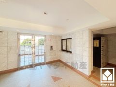 エントランスから始まる、快適な暮らし。オートロック完備の防犯性とデザイン性を両立した、安心の住まい。