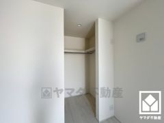 新たに家具を買わなくても良いので、ハンガーパイプ付きのクローゼットは嬉しいですね。