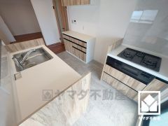 作業スペースを広々と取れるセパレートキッチン。シンクは対面式なので洗い物中でもお子様の様子が分かって安心です。