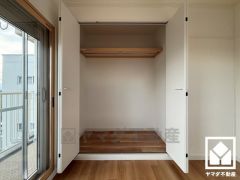 新たに家具を買わなくても良いので、ハンガーパイプ付きのクローゼットは嬉しいですね。奥行きがあるので、収納力も申し分ありません。